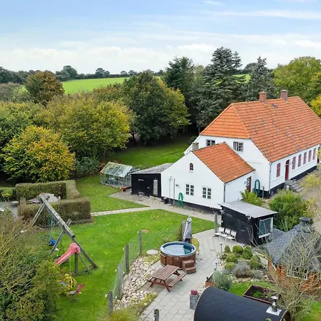 Lantlig Idyll Med Vildmarksbad Och Bastu